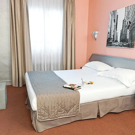 Отель Jean Gabriel Montmartre 3*